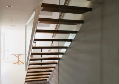 Cristal bajo escalera