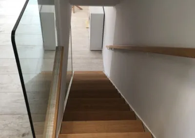 Baranda con pasamanos de madera