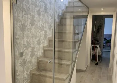 cerramiento de escalera con puerta de cristal