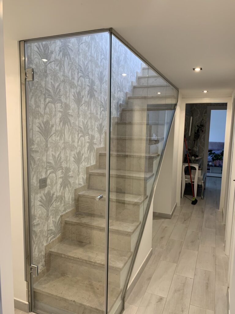 Decoración con cristal en Tarragona cerramiento de escalera con puerta de cristal