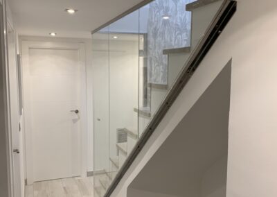 cerramiento de escalera con puerta de cristal