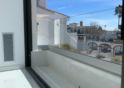 Cristalería en Cambrils Tramo de baranda exterior de 10 mts con perfil inferior y vidrio laminado de seguridad (2)